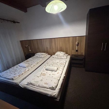 Hotel Rozsakert Panzio à Nyíregyháza Extérieur photo