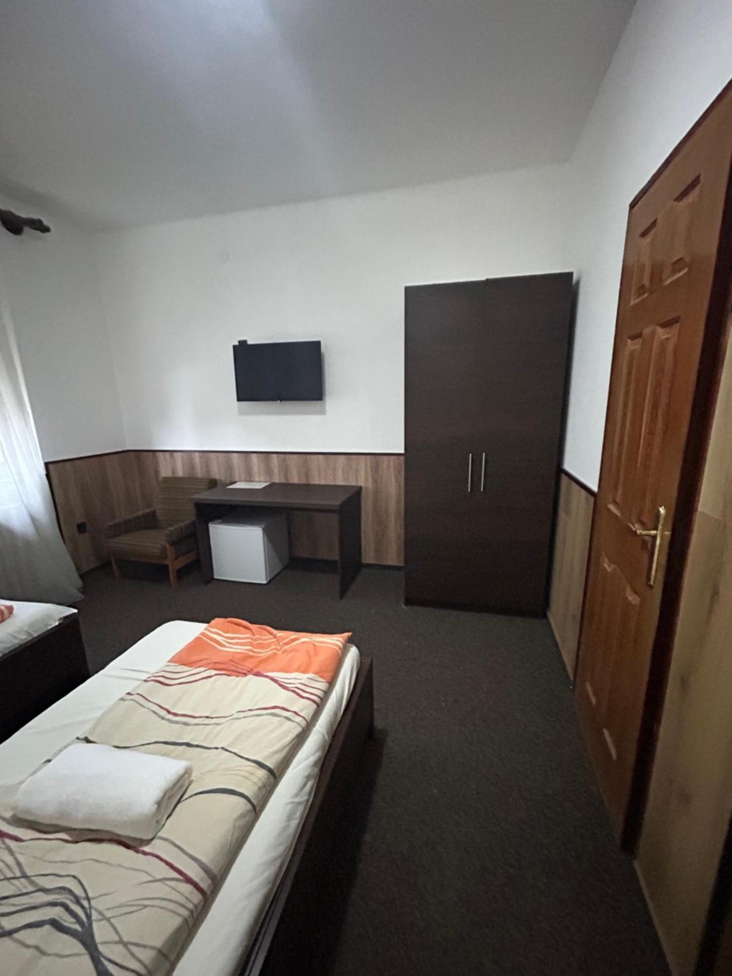 Hotel Rozsakert Panzio à Nyíregyháza Extérieur photo