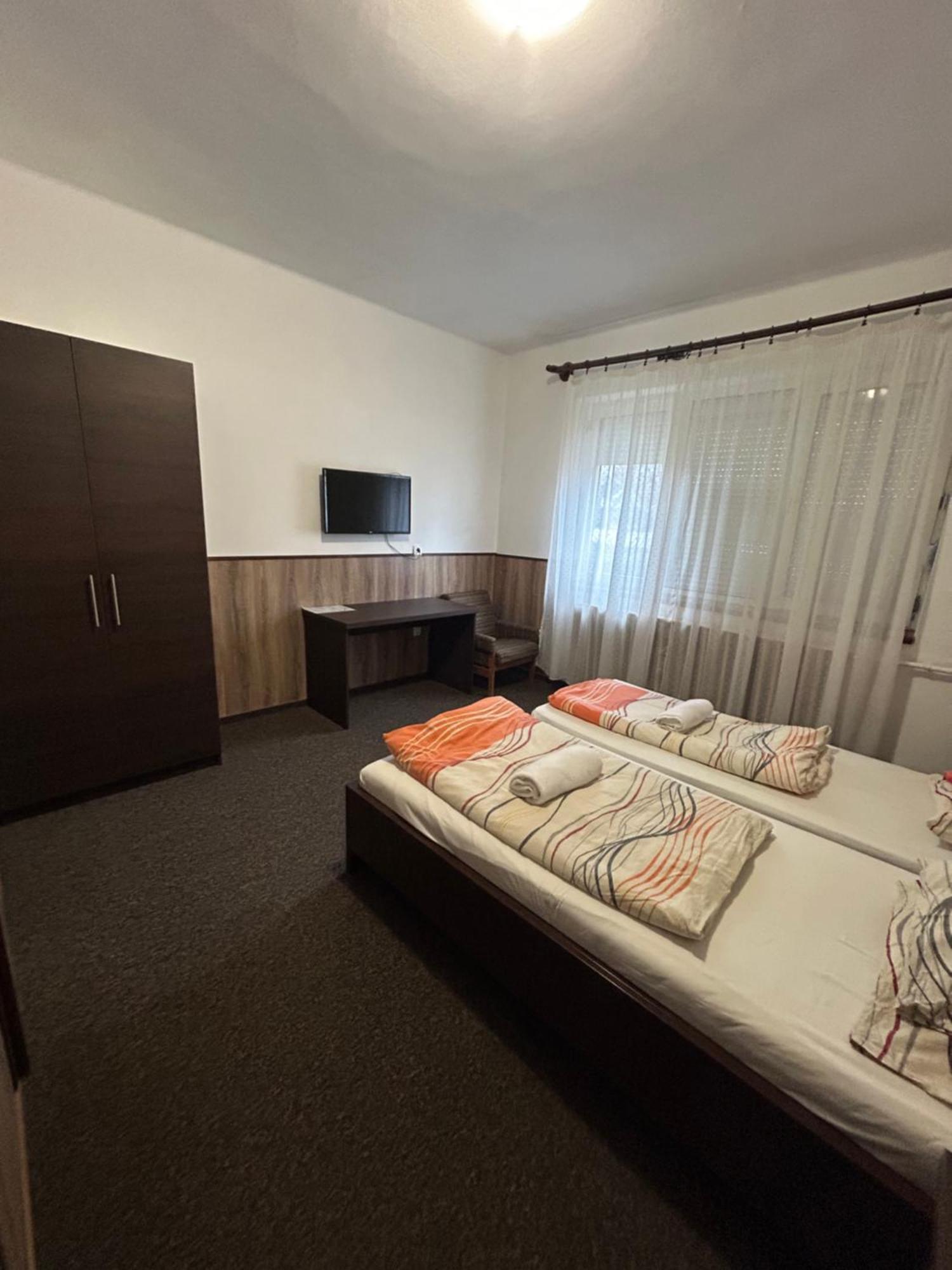 Hotel Rozsakert Panzio à Nyíregyháza Extérieur photo