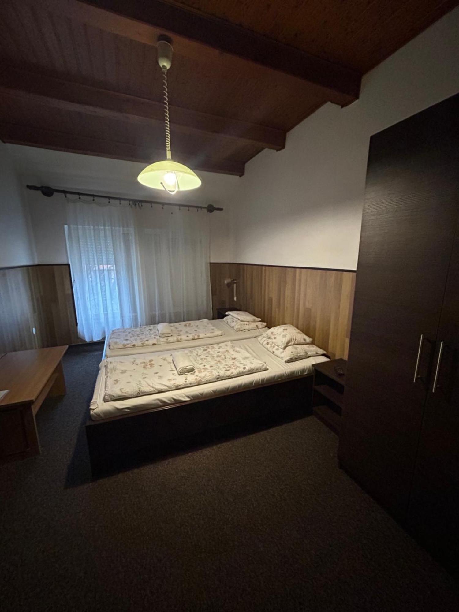 Hotel Rozsakert Panzio à Nyíregyháza Extérieur photo