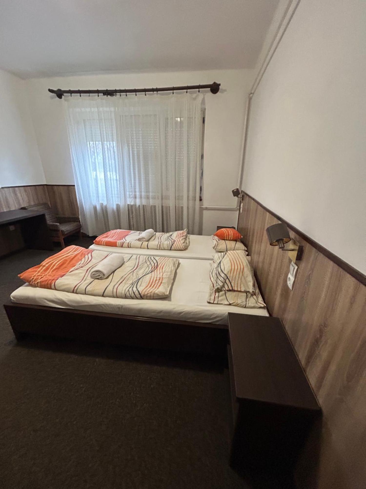 Hotel Rozsakert Panzio à Nyíregyháza Extérieur photo