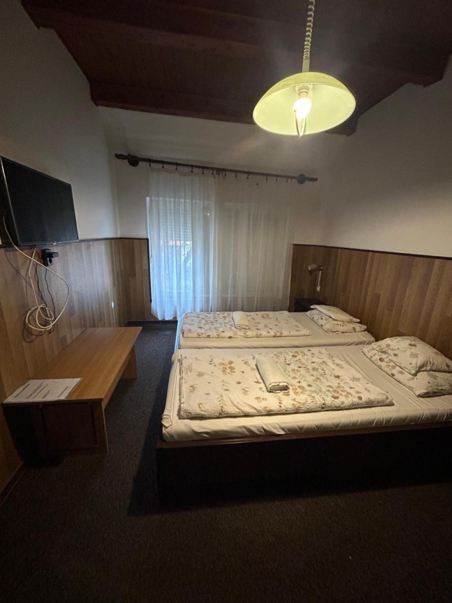 Hotel Rozsakert Panzio à Nyíregyháza Extérieur photo
