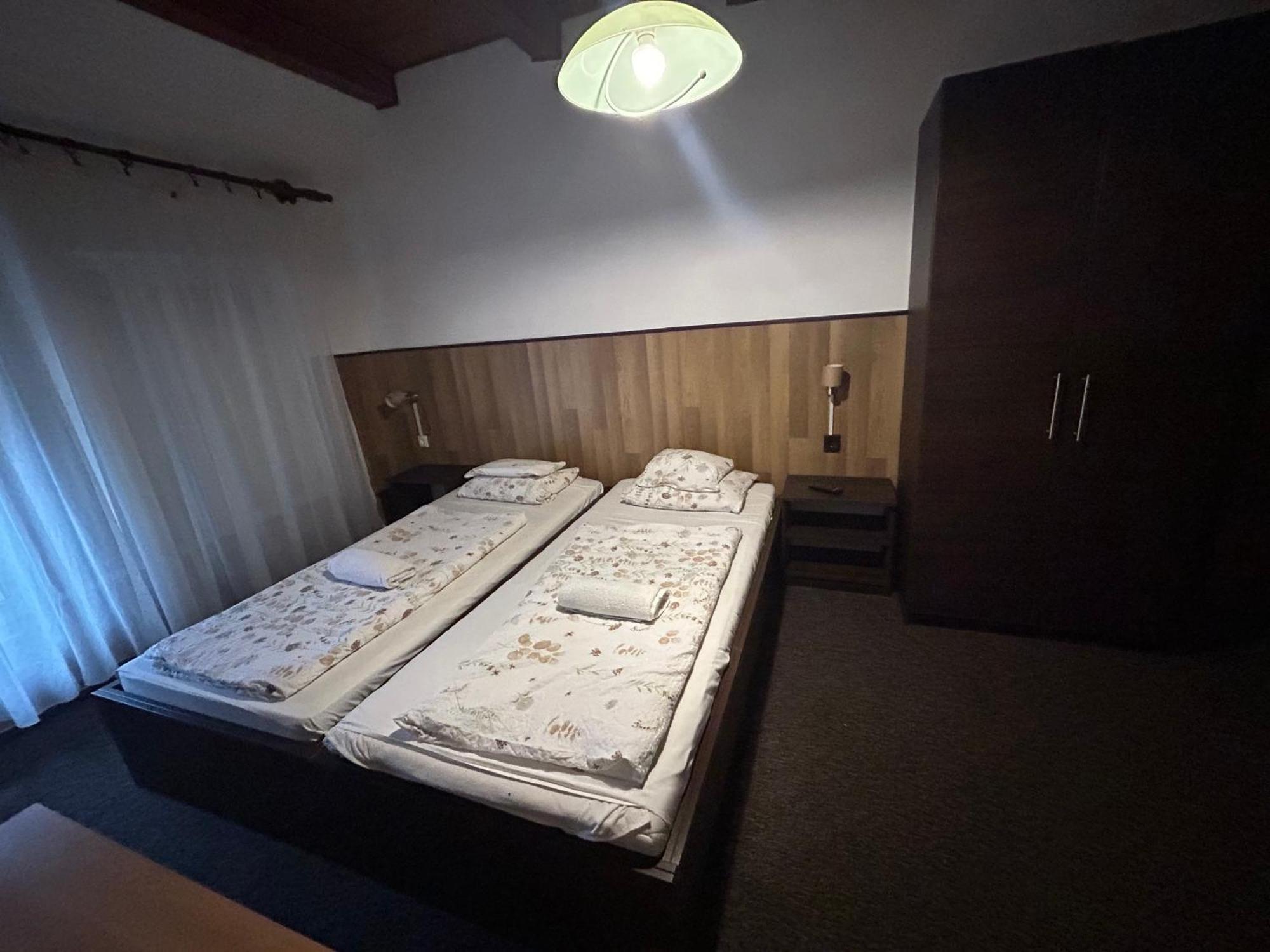 Hotel Rozsakert Panzio à Nyíregyháza Extérieur photo