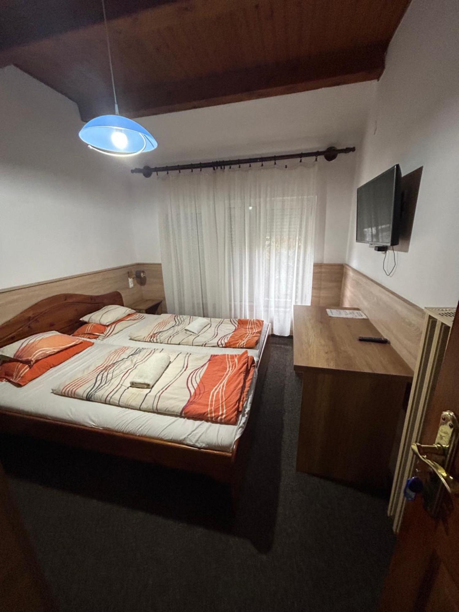 Hotel Rozsakert Panzio à Nyíregyháza Extérieur photo
