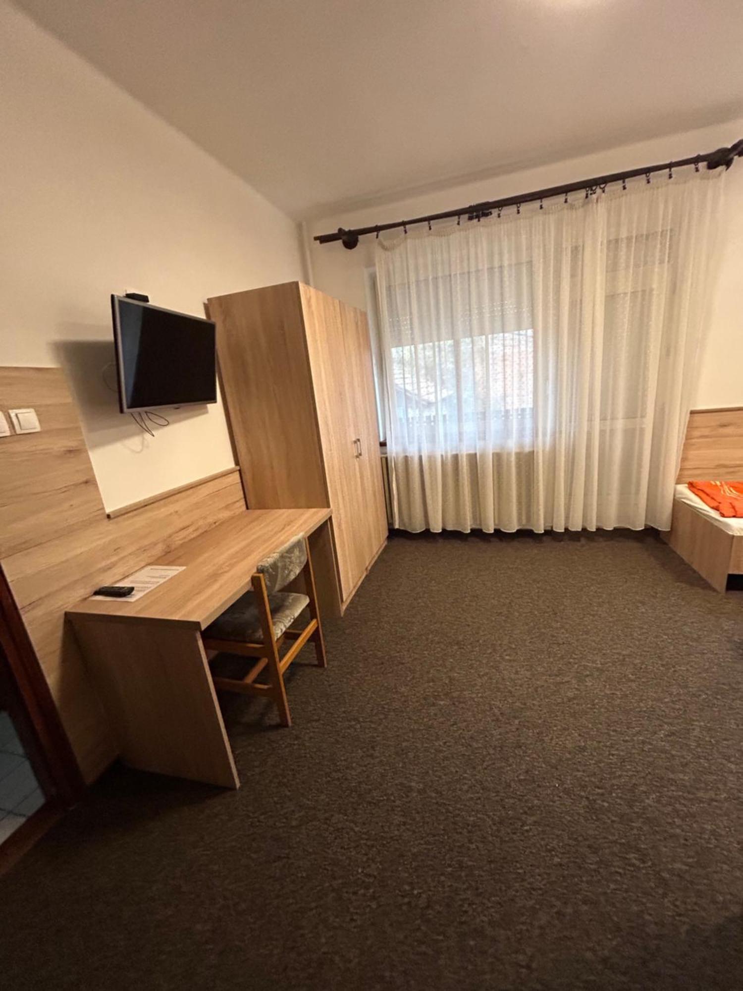 Hotel Rozsakert Panzio à Nyíregyháza Extérieur photo