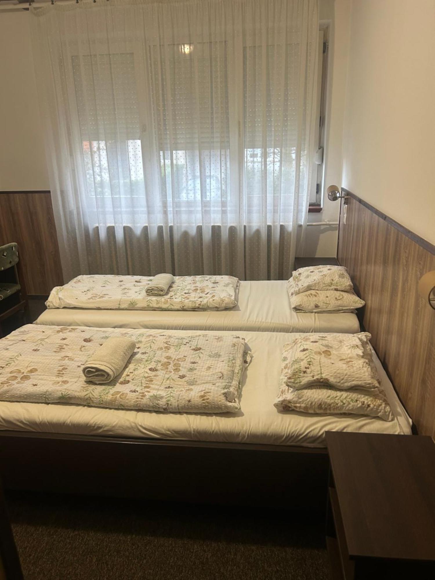 Hotel Rozsakert Panzio à Nyíregyháza Extérieur photo