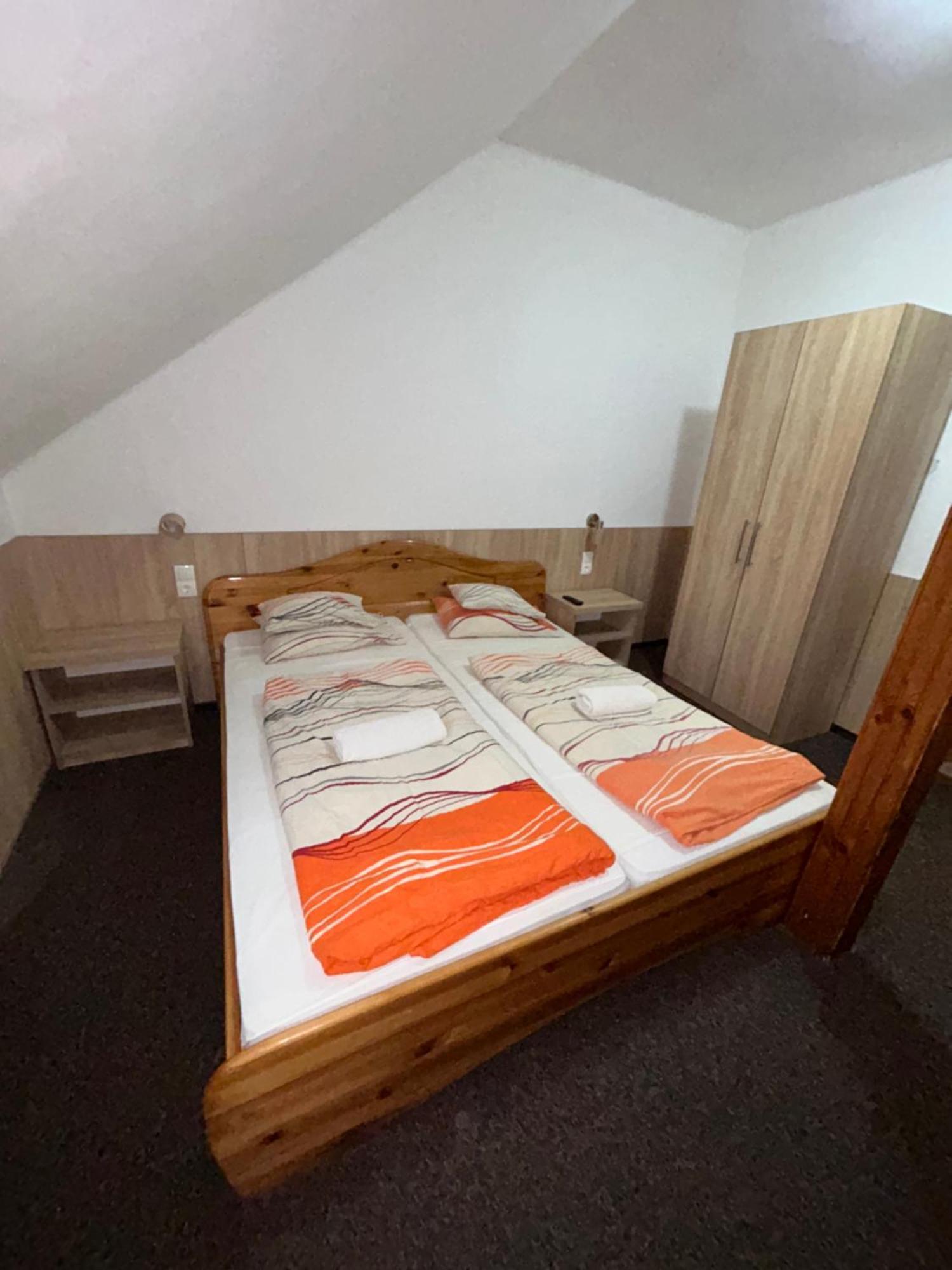 Hotel Rozsakert Panzio à Nyíregyháza Extérieur photo