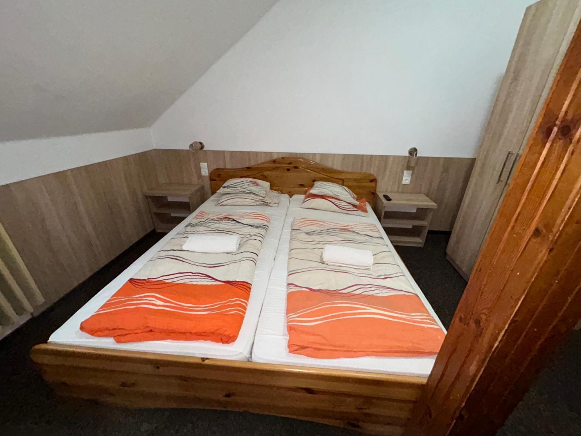 Hotel Rozsakert Panzio à Nyíregyháza Extérieur photo