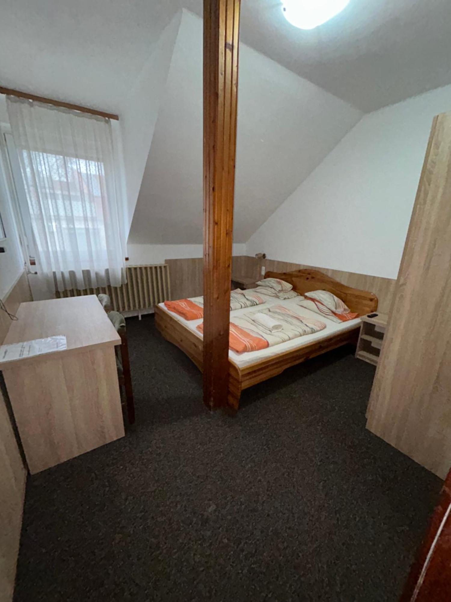 Hotel Rozsakert Panzio à Nyíregyháza Extérieur photo