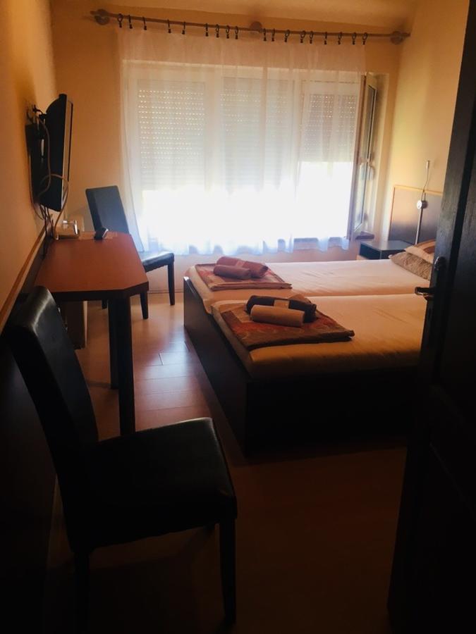 Hotel Rozsakert Panzio à Nyíregyháza Extérieur photo